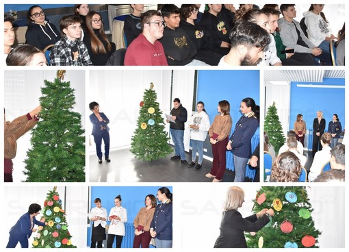 Arma di Taggia: i ragazzi dell'Alberghiero addobbano l'albero con le 'palline' contro i femminicidi (Foto e Video) Arma di Taggia: i ragazzi dell'Alberghiero addobbano l'albero con le 'palline' contro i femminicidi (Foto e Video)