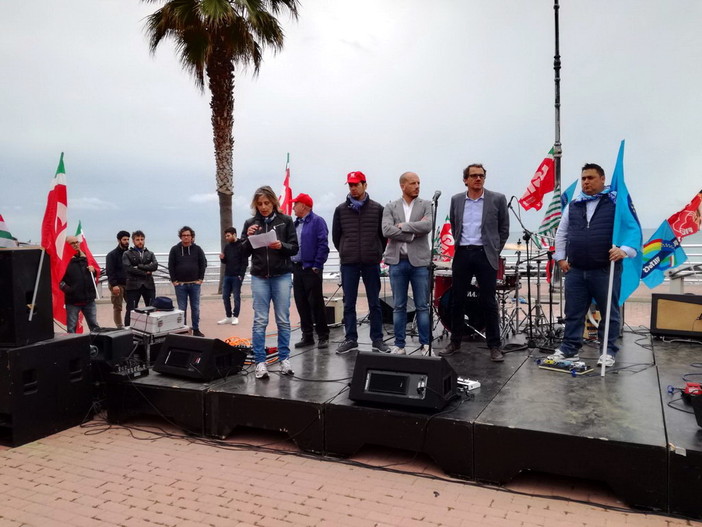 Ventimiglia: Primo Maggio sul tema della sicurezza, Ioculano "Parliamo con i francesi per gli scioperi nei trasporti" (Foto e Video) Ventimiglia: Primo Maggio sul tema della sicurezza, Ioculano "Parliamo con i francesi per gli scioperi nei trasporti" (Foto e Video)