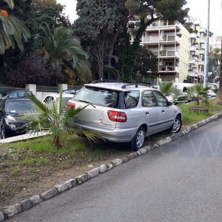 Sanremo: un parcheggio 'creativo' sull'aiuola in via Anselmi, le brutte abitudini non finiscono mai Sanremo: un parcheggio 'creativo' sull'aiuola in via Anselmi, le brutte abitudini non finiscono mai