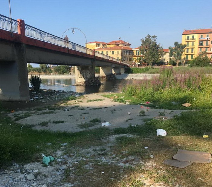 Ventimiglia: pulizia del Roya questa mattina con la Docks Lanterna e con l'associazione Alpini (Foto) Ventimiglia: pulizia del Roya questa mattina con la Docks Lanterna e con l'associazione Alpini (Foto)