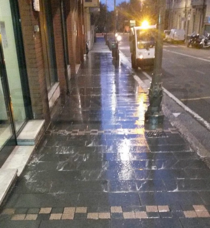 Sanremo: pulizia dei marciapiedi, un lavoro continuo di Amaie Energia sul territorio comunale (Foto)
