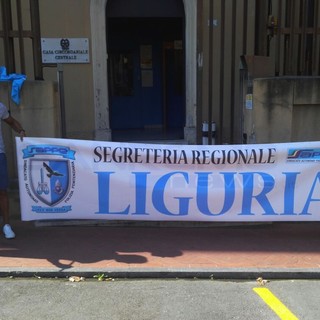 Lo striscione del S.A.P.Pe Liguria davanti al carcere di Imperia
