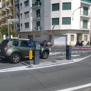 Sanremo: per due volte divelta la sbarra del parcheggio sul lungomare Calvino, il Comune installerà una nuova telecamera