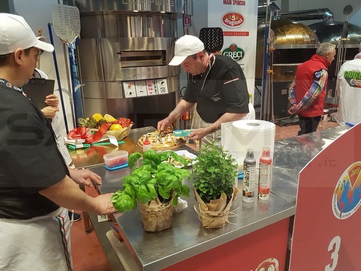 Eccellente risultato per la Pizzeria Sant'Ampelio al Campionato del Mondo con la Pizza "Evita" (Foto e Video)