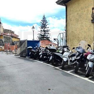 Sanremo: strada Rocca con metà parcheggi per le moto rispetto a prima, i residenti chiedono una soluzione (Foto) Sanremo: strada Rocca con metà parcheggi per le moto rispetto a prima, i residenti chiedono una soluzione (Foto)