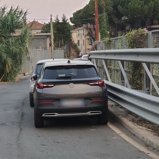 Sanremo: parcheggio sempre più 'selvaggio' in strada Borgo Tinasso, rischio di gravi incidenti (Foto)