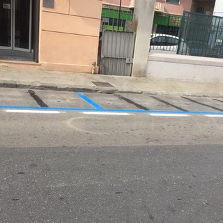 Sanremo: posti auto 'blu' al posto di quelli per le moto, in via Nino Bixio scoppia la polemica dopo i lavori di ieri