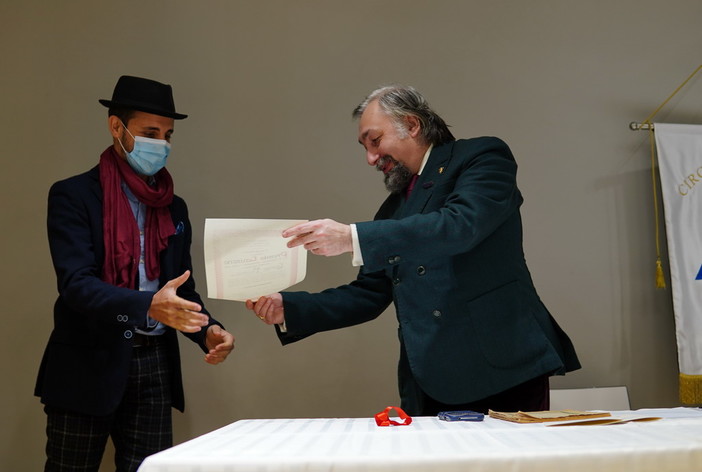 Sanremo: sabato scorso premiato l'albissolese Lorenzo Piccone per la 9a edizione del 'Renzo Laurano' (Foto) Sanremo: sabato scorso premiato l'albissolese Lorenzo Piccone per la 9a edizione del 'Renzo Laurano' (Foto)