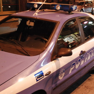 Ventimiglia: ruba alcune bottiglie d'alcolici e fugge, 22enne fermato dalla Polizia si accanisce sull'auto di servizio
