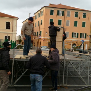 Imperia: tutto pronto per il Capodanno. L'Assessore Vassallo monta il palco insieme agli operai del Comune Imperia: tutto pronto per il Capodanno. L'Assessore Vassallo monta il palco insieme agli operai del Comune