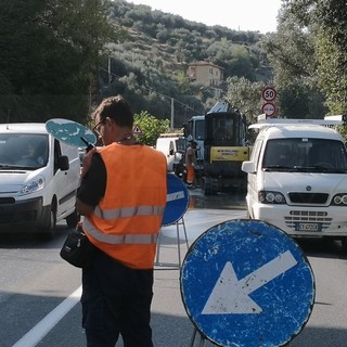Imperia: esplode un tubo sulla statale 28, sospesa l'erogazione dell'acqua e traffico in tilt (Foto) Imperia: esplode un tubo sulla statale 28, sospesa l'erogazione dell'acqua e traffico in tilt (Foto)
