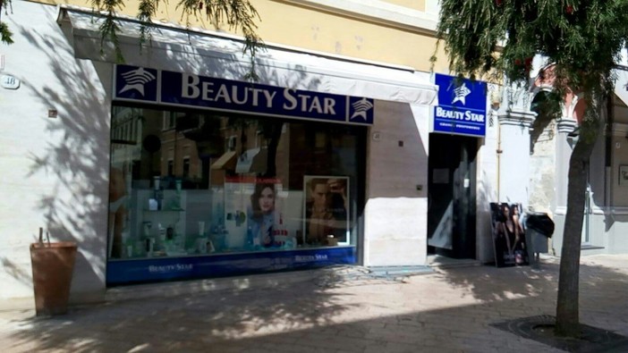 Diano Marina: furto questa notte ai danni della profumeria Beauty Star, indagini della Questura Diano Marina: furto questa notte ai danni della profumeria Beauty Star, indagini della Questura