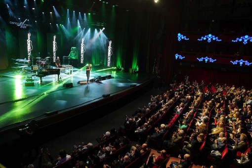 Questa sera in seconda serata su Rai 1 dal Teatro Ariston di Sanremo lo Speciale TV Premio Tenco 2024 che ha celebrato l’importante traguardo dei 50 anni Questa sera in seconda serata su Rai 1 dal Teatro Ariston di Sanremo lo Speciale TV Premio Tenco 2024 che ha celebrato l’importante traguardo dei 50 anni