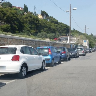 Sanremo: parcheggio 'selvaggio' sul lungomare di Bussana, la richiesta di chiarimenti di un lettore (Foto)
