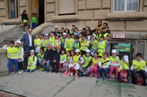 Sanremo: ecco il 'Pedibus' anche nella città dei fiori, il sistema di trasporto ecologico e divertente per i bambini Sanremo: ecco il 'Pedibus' anche nella città dei fiori, il sistema di trasporto ecologico e divertente per i bambini