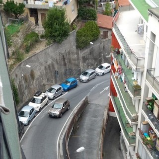 Sanremo: parcheggio selvaggio e rischi per il transito in via Melandri, i residenti chiedono un intervento (Foto) Sanremo: parcheggio selvaggio e rischi per il transito in via Melandri, i residenti chiedono un intervento (Foto)