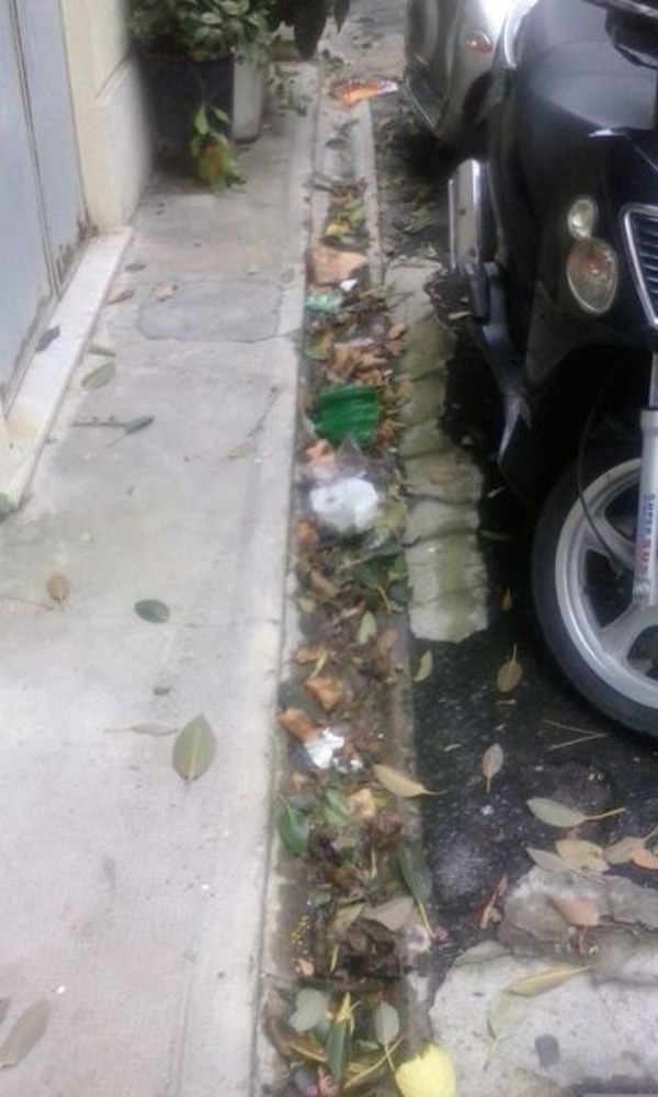 Pigna: vicoli sporchi e tombini pieni di rifiuti, la segnalazione di un nostro lettore