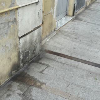 Sanremo: marciapiede di via Volta pulito, i ringraziamenti del nostro lettore Rinaldo