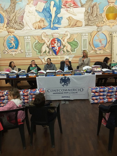 “Vota l’albero che più ti piace”: in Comune a Diano Marina la premiazione del concorso natalizio della Confcommercio