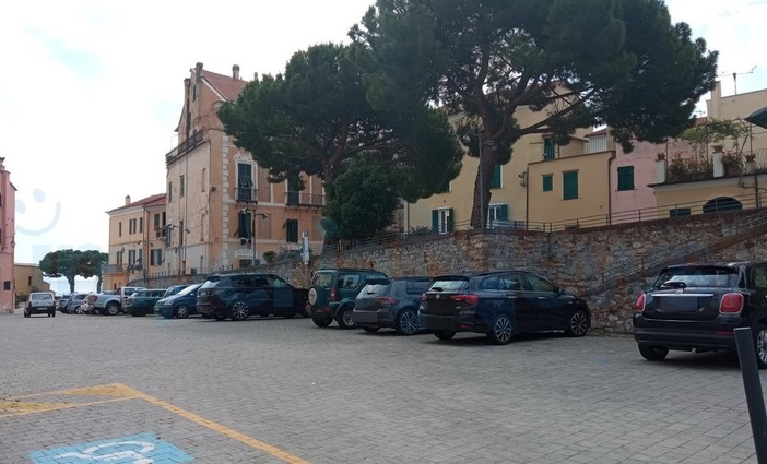 Imperia: Ztl del Parasio, parcheggio selvaggio e scarsi controlli. Le lamentele dei residenti (Foto) Imperia: Ztl del Parasio, parcheggio selvaggio e scarsi controlli. Le lamentele dei residenti (Foto)