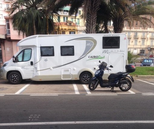 Sanremo: dopo tanto tempo ecco un altro camper parcheggiato sul lungomare Calvino (Foto) Sanremo: dopo tanto tempo ecco un altro camper parcheggiato sul lungomare Calvino (Foto)
