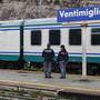 Ventimiglia, uomo si arrampica su un traliccio e blocca i treni nella zona di Nervia: traffico ferroviario fermo per un’ora