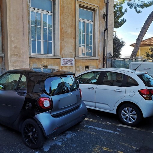 Sanremo: parcheggi delle ambulanze occupati abusivamente, le pubbliche assistenze non sanno più come fare (Foto)