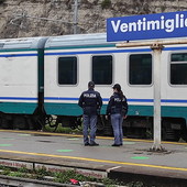 Ventimiglia, uomo si arrampica su un traliccio e blocca i treni nella zona di Nervia: traffico ferroviario fermo per un’ora
