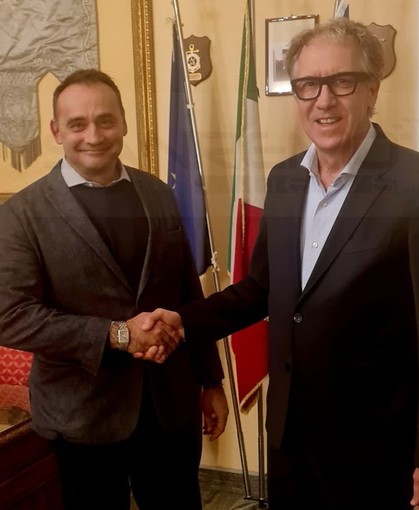 La stretta di mano tra il rappresentante delle Reuben Gianluca Petrera e il Sindaco Biancheri