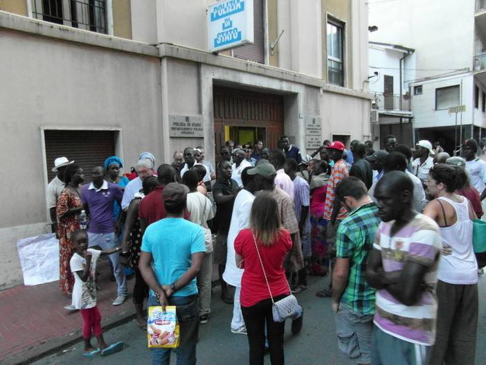 Morte venditore abusivo a Ventimiglia: rientrata dopo tre ore la protesta dei senegalesi, pare confermata l’ipotesi della tragedia