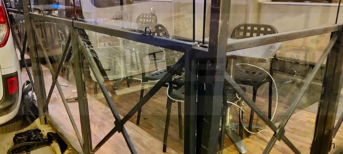 Sanremo: ubriaco si mette alla guida di un furgoncino della Rai e fa 'strike' in via Carli, intervento della Polizia (Foto) Sanremo: ubriaco si mette alla guida di un furgoncino della Rai e fa 'strike' in via Carli, intervento della Polizia (Foto)