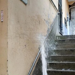 Ventimiglia: prosegue il lavoro di pulizia delle strade ad opera del Comune, lavata strada Rivai Ventimiglia: prosegue il lavoro di pulizia delle strade ad opera del Comune, lavata strada Rivai