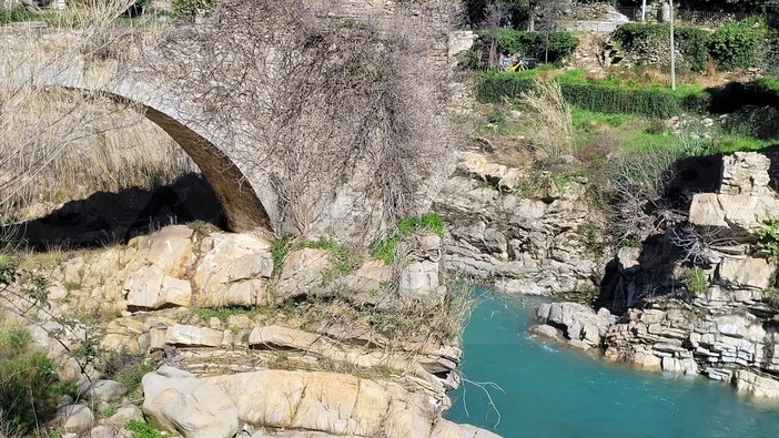 Terre di Liguria: il ponte tardo medievale del XV secolo di Desteglio sul torrente Argentina (Foto) Terre di Liguria: il ponte tardo medievale del XV secolo di Desteglio sul torrente Argentina (Foto)