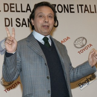 Festival di Sanremo 2014: Piero Chiambretti viola il divieto Rai e parla dei Marò