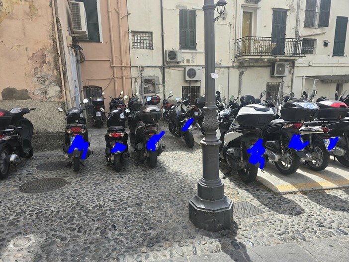 Piazza Muccioli, parcheggio moto nel caos: accessi bloccati e manovre impossibili ogni giorno (Foto)
