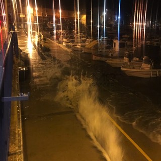 Sanremo: la mareggiata crea problemi a Porto Vecchio, barche rompono gli ormeggi (Foto e Video) Sanremo: la mareggiata crea problemi a Porto Vecchio, barche rompono gli ormeggi (Foto e Video)