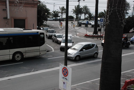 Sanremo: segnali di divieto non rispettati da auto e moto, la segnalazione di un lettore