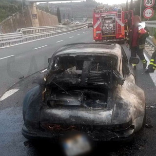 L'auto bruciata L'auto bruciata