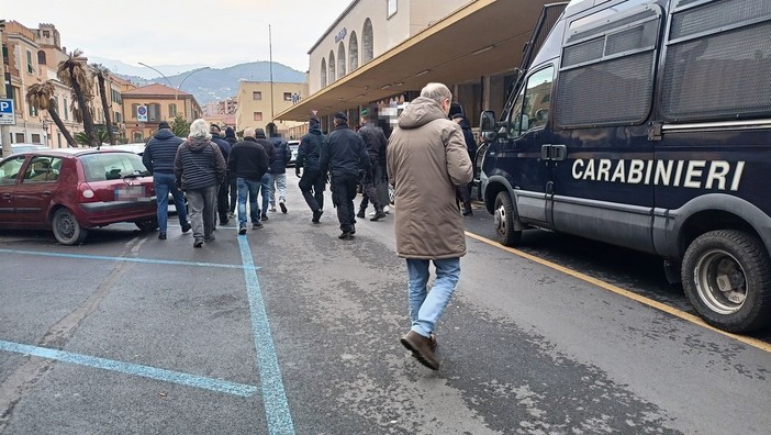 Ventimiglia: ennesimo maxi servizio di controllo delle forze dell'ordine, al setaccio il centro della città Ventimiglia: ennesimo maxi servizio di controllo delle forze dell'ordine, al setaccio il centro della città