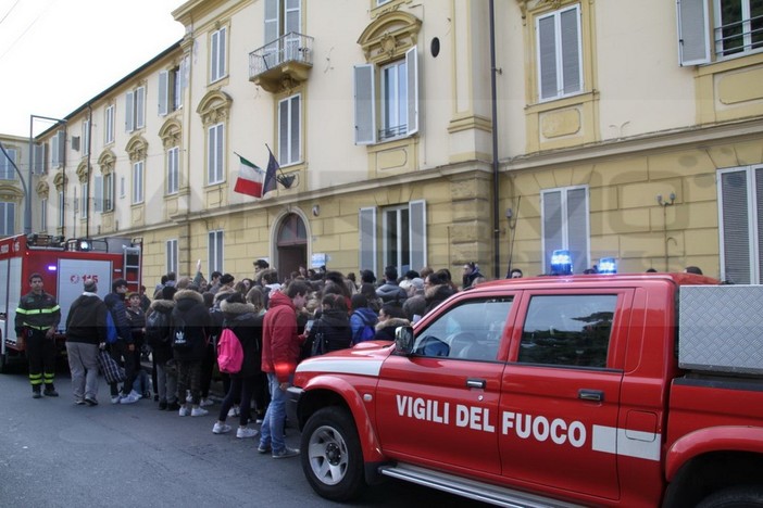 Sanremo: al via la progettazione del piano anti incendio e della scala metallica esterna della scuola “Pascoli” Sanremo: al via la progettazione del piano anti incendio e della scala metallica esterna della scuola “Pascoli”
