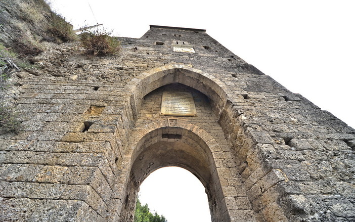 Porta Canarda a Ventimiglia: posizione strategica, sul mare e sull'antica strada romana, la via Julia Augusta