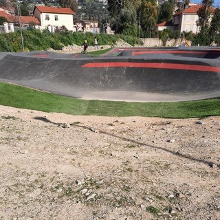 Imperia: degrado e pericoli al parco di Castelvecchio, il PD "Un'area poco curata e da giardino di periferia" (Foto)