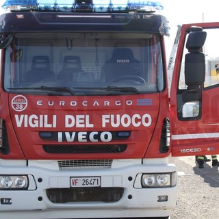 Chiusavecchia: si capottano con l'auto sulla Statale 28, intervento di Vigili del Fuoco e 118