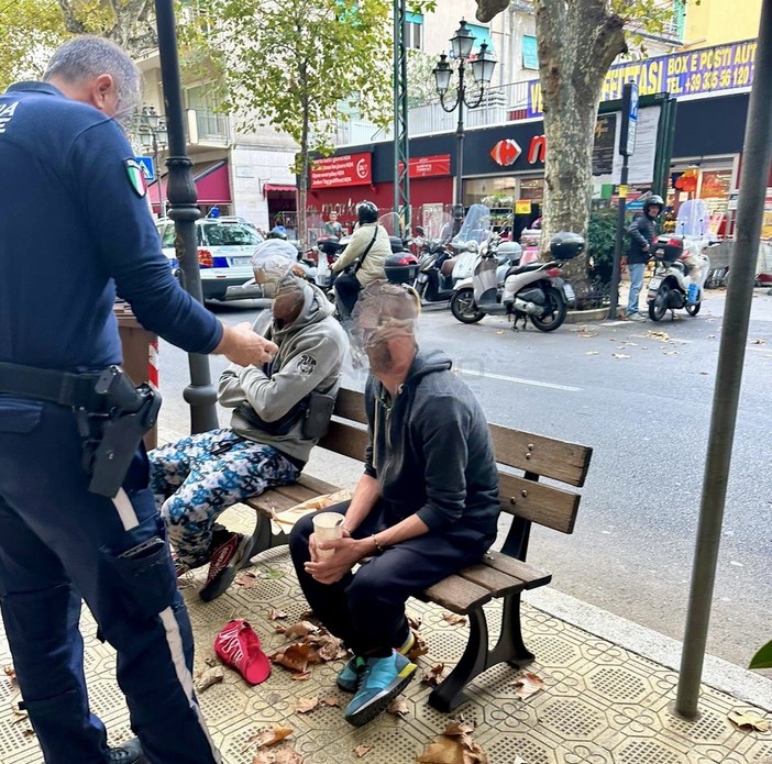 Sanremo: mandato via il clochard che defecava sulle panchine di corso Garibaldi, i commercianti ringraziano Sanremo: mandato via il clochard che defecava sulle panchine di corso Garibaldi, i commercianti ringraziano