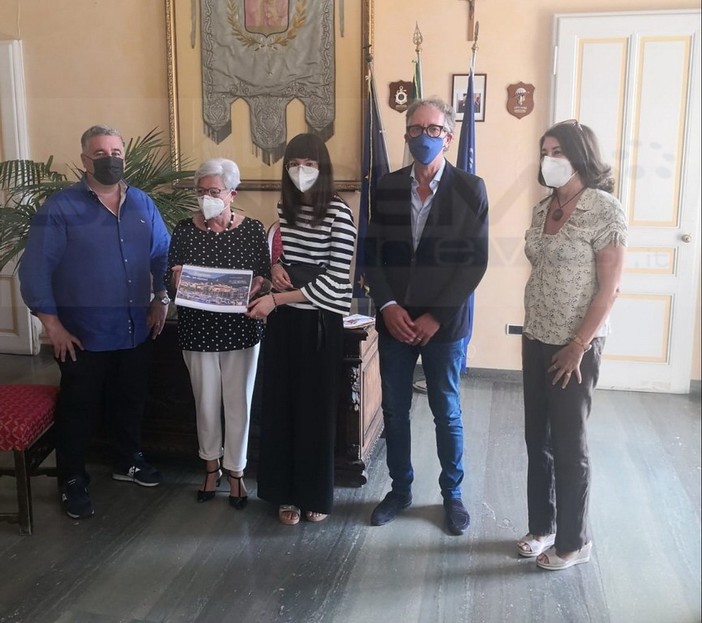 La studentessa sanremese Letizia Semeria premiata dal Sindaco per il lavoro 'Sanremo: una città, un mondo' La studentessa sanremese Letizia Semeria premiata dal Sindaco per il lavoro 'Sanremo: una città, un mondo'