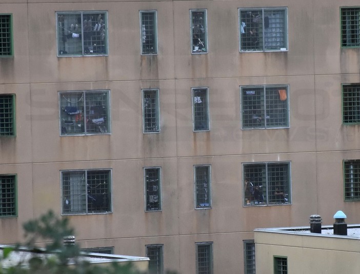 Sanremo: detenuto domenica scorsa sul tetto del carcere di Valle Armea, indagine in corso Sanremo: detenuto domenica scorsa sul tetto del carcere di Valle Armea, indagine in corso