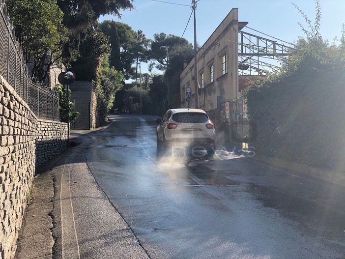 Sanremo: grossa perdita d'acqua invade via Duca degli Abruzzi Sanremo: grossa perdita d'acqua invade via Duca degli Abruzzi
