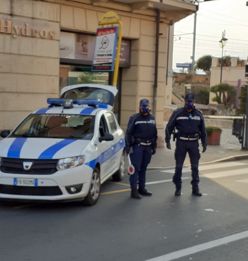 A Vallecrosia i cittadini contribuiscono per fornire materiale sanitario agli agenti della Polizia Locale