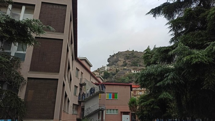 Scuola, alunni lanciano petardi in cortile e creano caos al Polo di Ventimiglia: la segnalazione. Costanza “Non vi è situazione fuori controllo” (Foto) Scuola, alunni lanciano petardi in cortile e creano caos al Polo di Ventimiglia: la segnalazione. Costanza “Non vi è situazione fuori controllo” (Foto)
