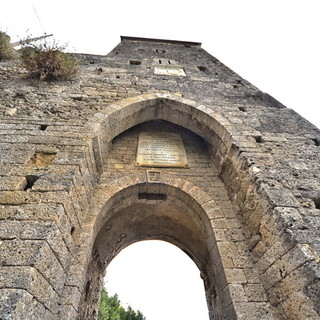 Porta Canarda a Ventimiglia: posizione strategica, sul mare e sull'antica strada romana, la via Julia Augusta